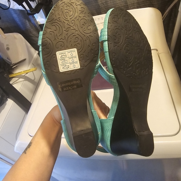 Brand new in box Turquoise pumps - Picture 4 of 5